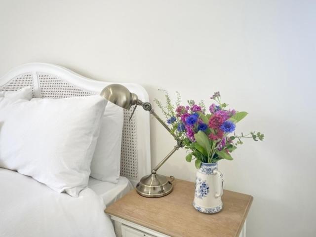 The Mount Somerton Retreat - Nr Bruton, Glastonbury, The Spectacular Wells Cathedral, Millfield School, Leonardo Helicopters, Yeovilton Somerton (Somerset)