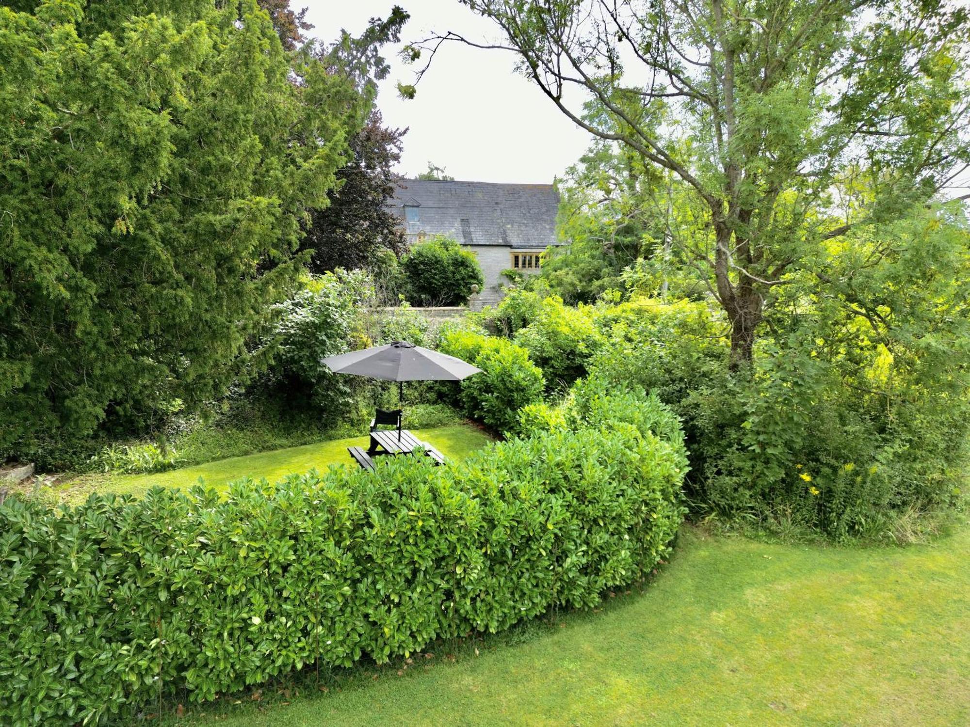 The Mount Somerton Retreat - Nr Bruton, Glastonbury, The Spectacular Wells Cathedral, Millfield School, Leonardo Helicopters, Yeovilton Apartment