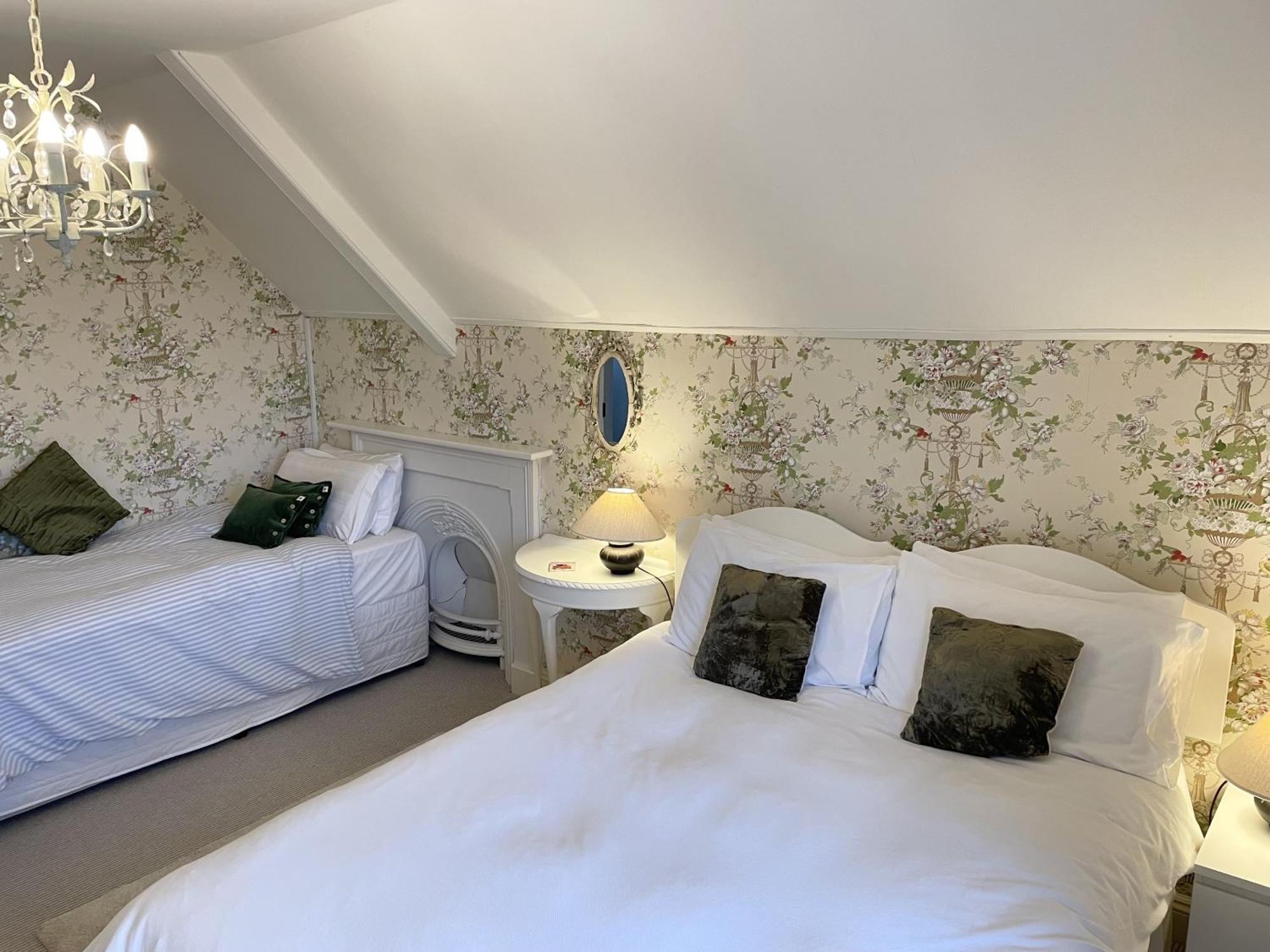 The Mount Somerton Retreat - Nr Bruton, Glastonbury, The Spectacular Wells Cathedral, Millfield School, Leonardo Helicopters, Yeovilton Apartment
