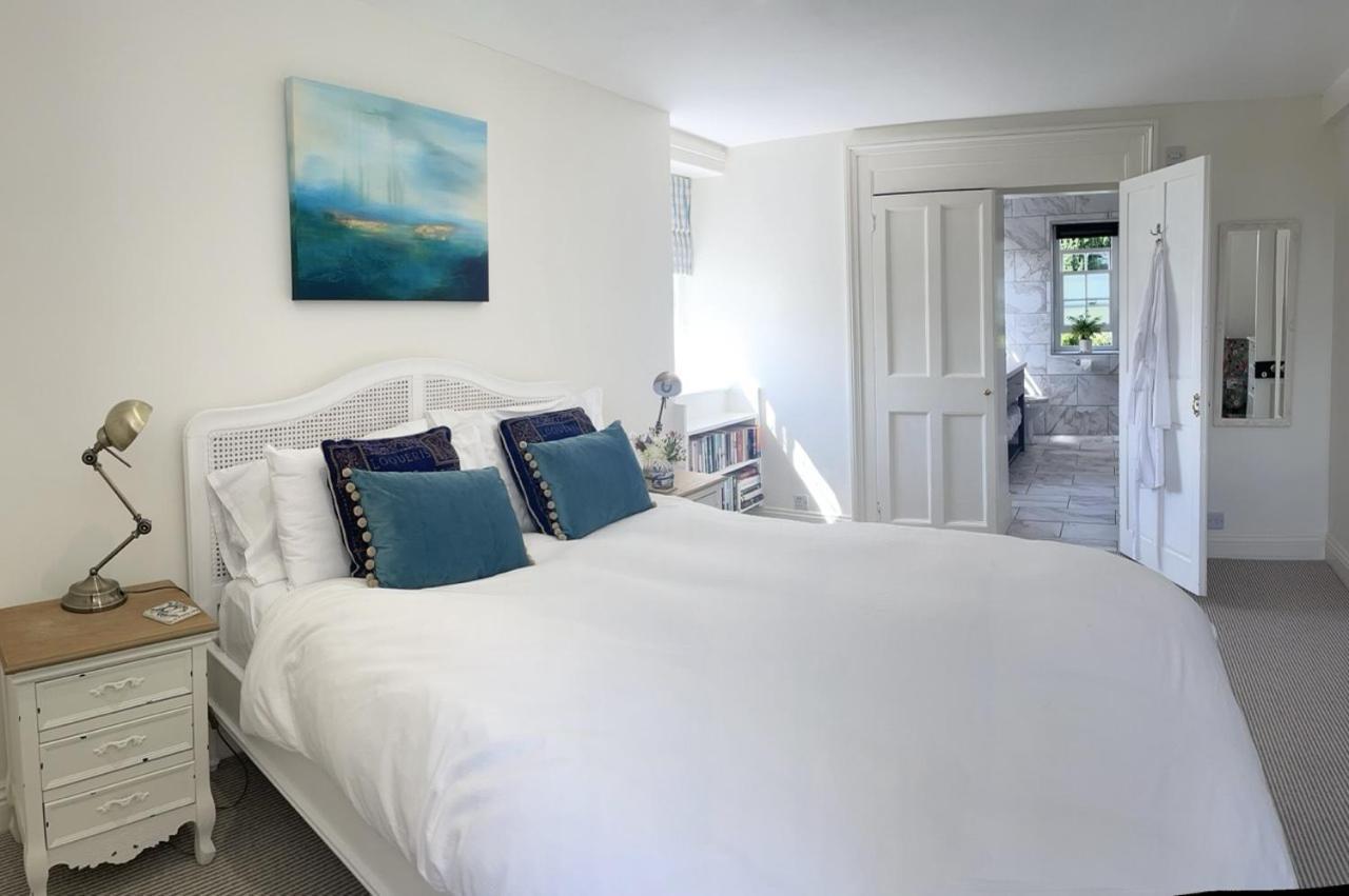 The Mount Somerton Retreat - Nr Bruton, Glastonbury, The Spectacular Wells Cathedral, Millfield School, Leonardo Helicopters, Yeovilton Somerton (Somerset)